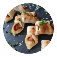 La Competencia Bastoni Tradicional: 4 piezas de masa de pizza rellenas de salsa pomodoro, queso mozzarella y pepperoni  