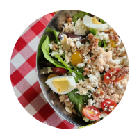 La Competencia Ensalada Mediterránea: Lechugas mixtas, atún, queso de cabra, nuez caramelizada, jitomate cherry, huevo duro y aderezo balsámico  