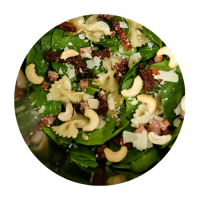 La Competencia Ensalada de Espinaca y Pasta: Espinaca, farfalle, nuez de la india, tocino, jitomate deshidratado, láminas de queso parmesano y aderezo italiano