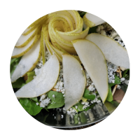 La Competencia Ensalada de Pera: Lechugas mixtas, pera, queso gorgonzola, almendras tostadas, arándanos y vinagreta de limón  